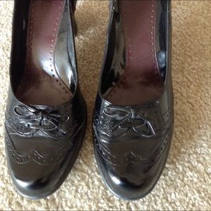 Nine West wingtip black heels